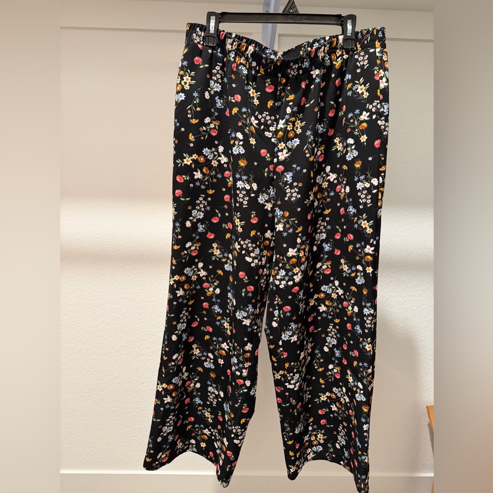 Roz & Ali Black Pants with Floral Design Size 1X